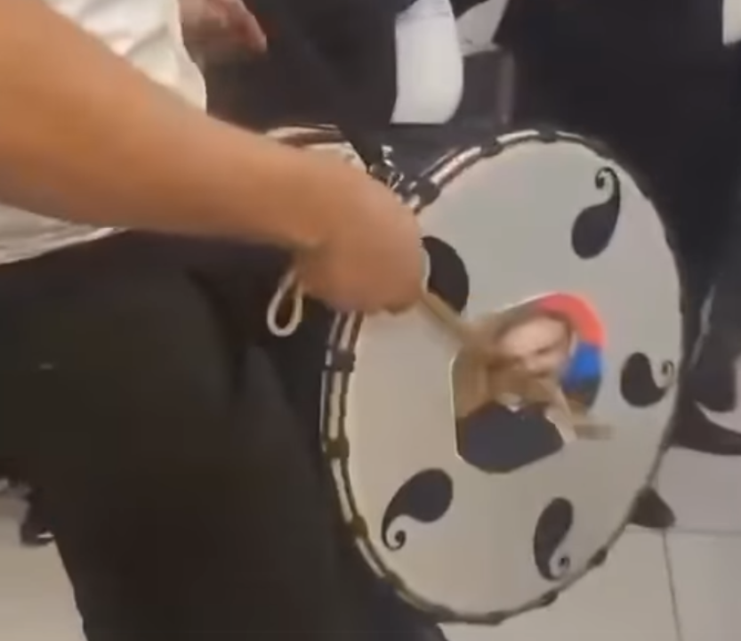 Ադրբեջանում խնջույքի ժամանակ թմբկահարվում է նիկոլի նկարով թմբուկը. Գառնիկ Դավթյան