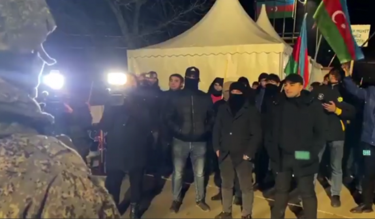 «Քաղաքացի ադրբեջանցիները» թույլ չեն տվել ռուս խաղաղապահների շարասյան մուտքը «Լաչինի միջանցք»․ Ռուս ռազմական թղթակից