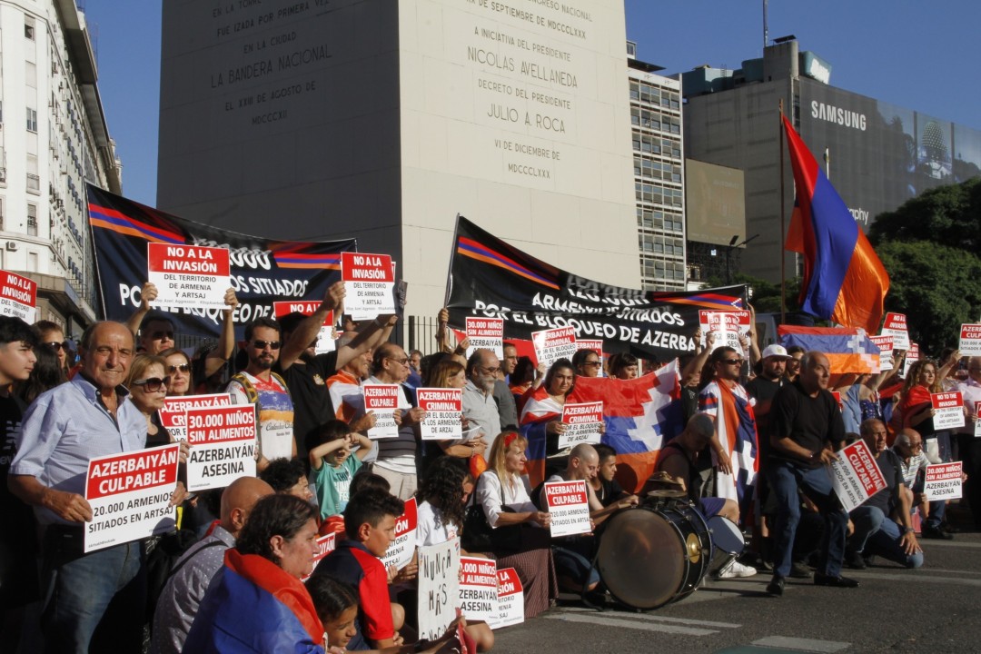 Դադարեցնել Ադրբեջանի ցեղասպանական շրջափակումը Արցախի դեմ. Բուենոս Այրեսի հայությունը բողոքի ցույց է անցկացրել