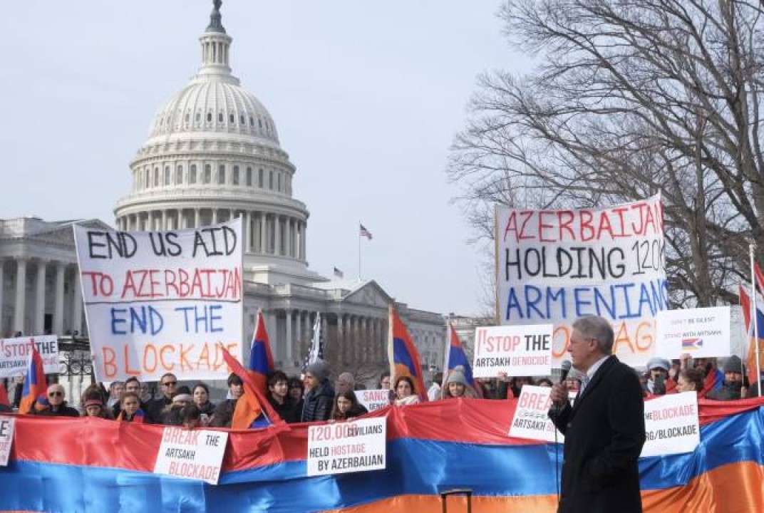 ԱՄՆ կոնգրեսական Ֆրենկ Փալոնը միացել է Լաչինի միջանցքի արգելափակման դեմ ամերիկահայերի ցույցին