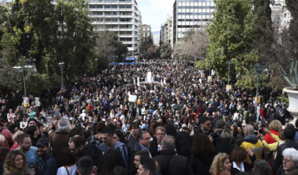 Աթենքում հազարավոր մարդիկ դուրս են եկել ցույցի