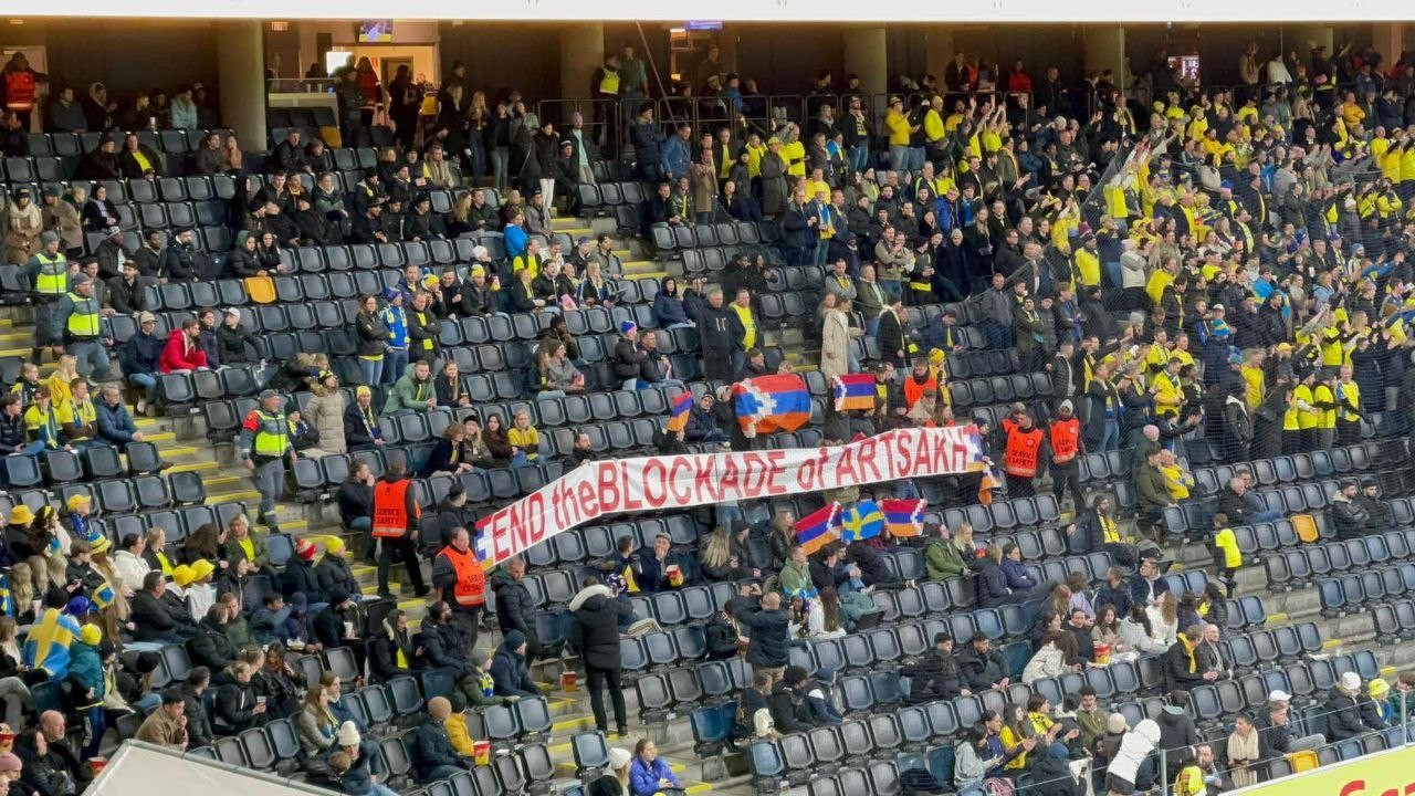 Շվեդիա-Ադրբեջան հանդիպման ժամանակ մարզադաշտում հայտնվեցին Արցախի և Հայաստանի դրոշներ
