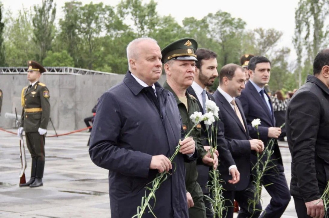 ՌԴ դեսպանն ու դեսպանատան ռազմական կցորդը ծաղիկներ են խոնարհել Ծիծեռնակաբերդի հուշահամալիրում