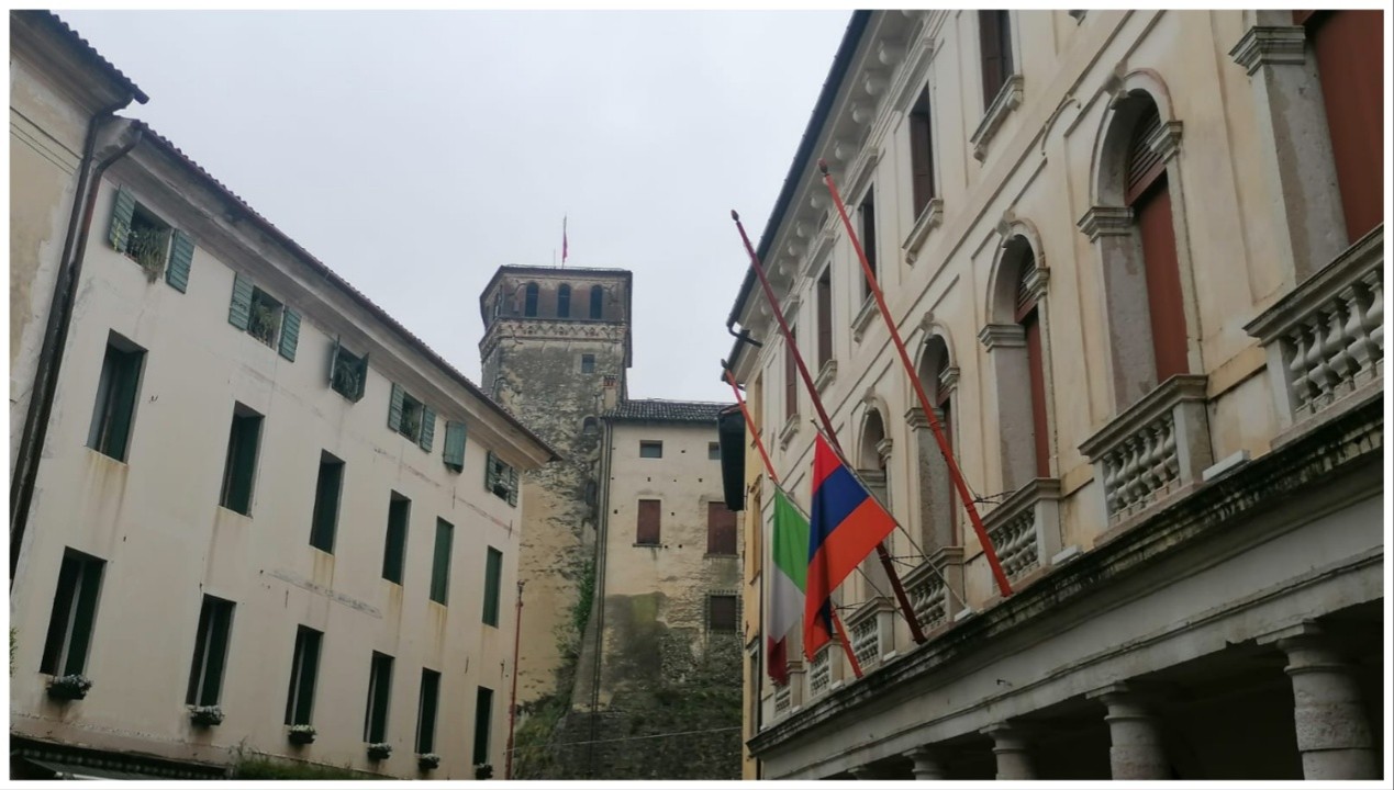Ազոլոյի քաղաքապետարանի վրա ծածանվում է Հայաստանի դրոշը
