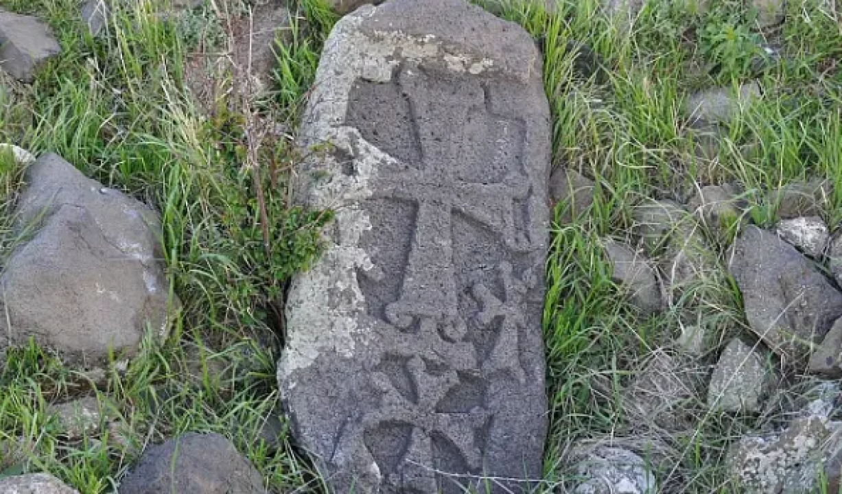Կարսում խաչեր փորագրված հայկական գերեզմանաքարեր են ավիրվել
