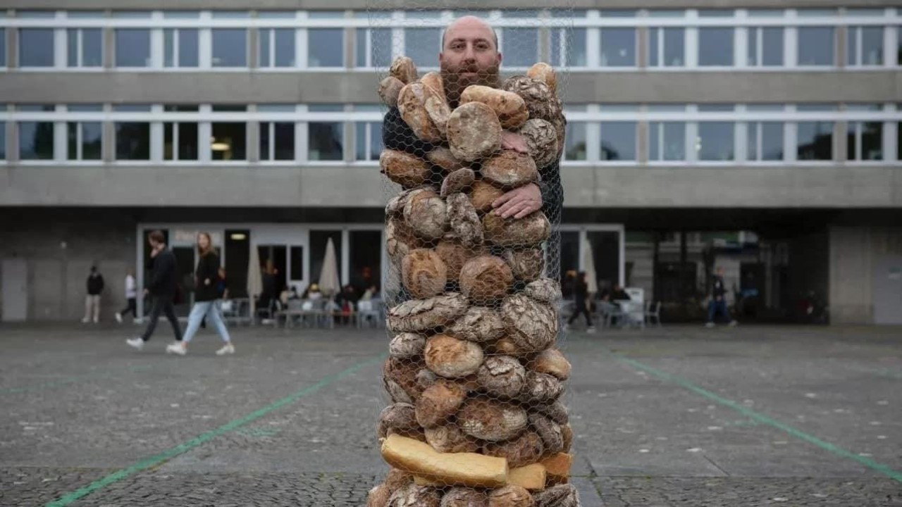 Արվեստագետը Ցյուրիխում վատնած հաց է հավաքել ու իր մարմնով ինստալյացիա արել՝ մարդկանց հաղորդելով Արցախի իրավիճակի մասին