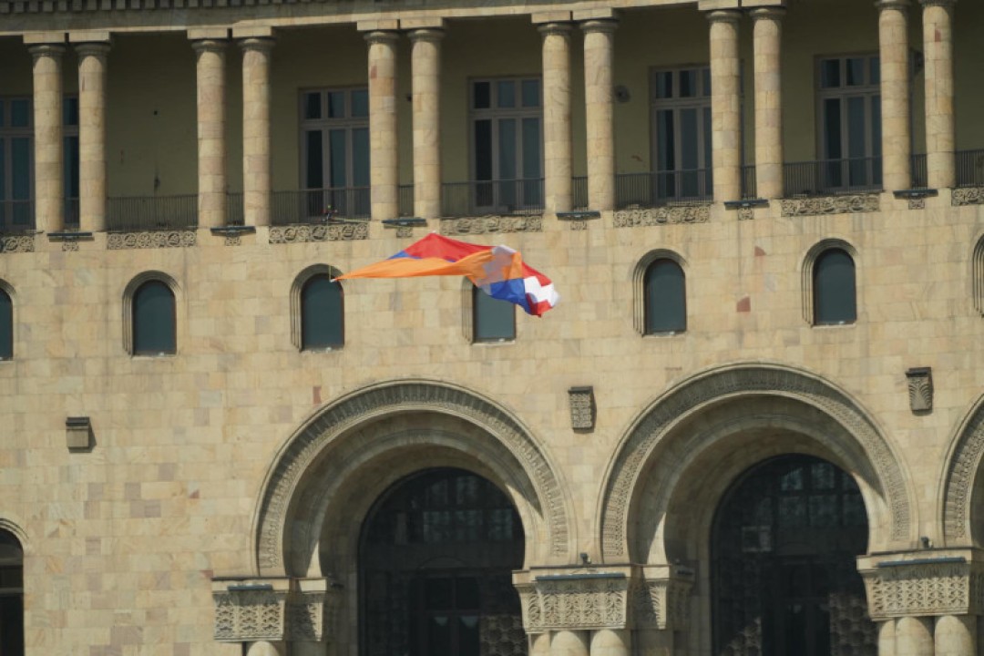 Ո՞վ էր կառավարության շենքի վրա Արցախի դրոշը ծածանում. «Փաստ»