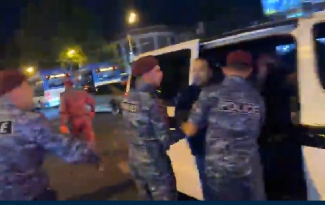 Ոստիկանները Մաշտոցի պուրակից բերման ենթարկեցին Սուրեն Սահակյանին,  Միքայել Նահապետյանին եւս 3 քաղաքացու