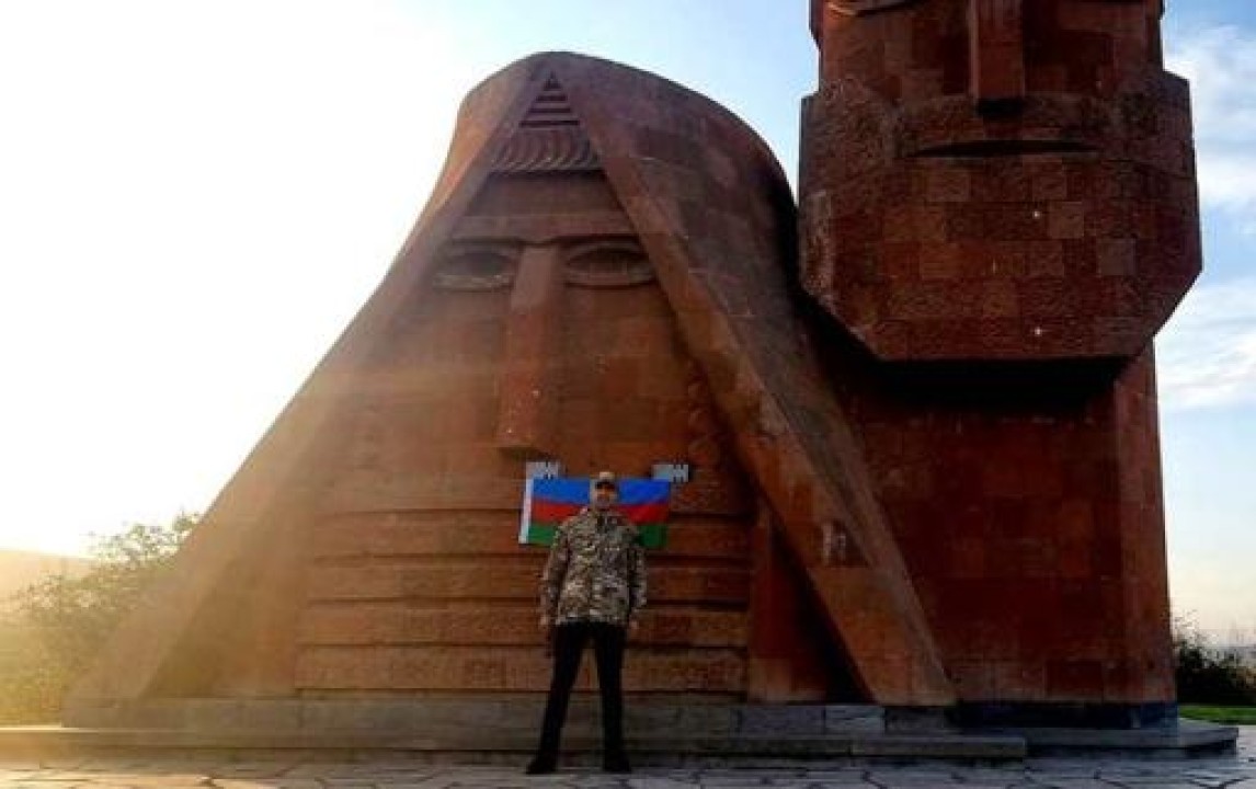 Արցախի «Տատիկ-Պապիկ» հուշարձանի մոտ նկարված ադրբեջանցի պաշտոնյային ազատել են աշխատանքից