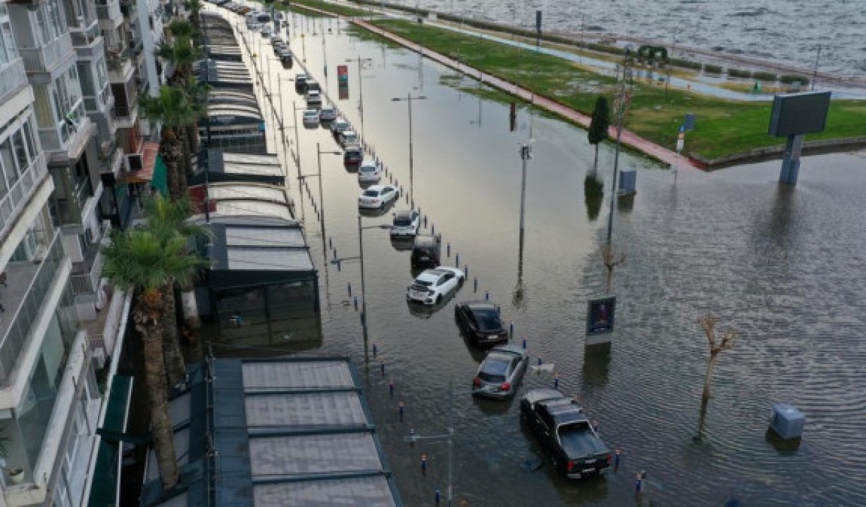Թուրքիայում հորդառատ անձրեւները հեղեղումների պատճառ են դարձել քաղաքներում