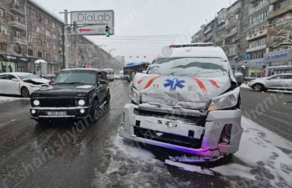 Երևանում շտապօգնության մեքենան բախվել է այլ մեքենաների․ կա 6 վիրավոր