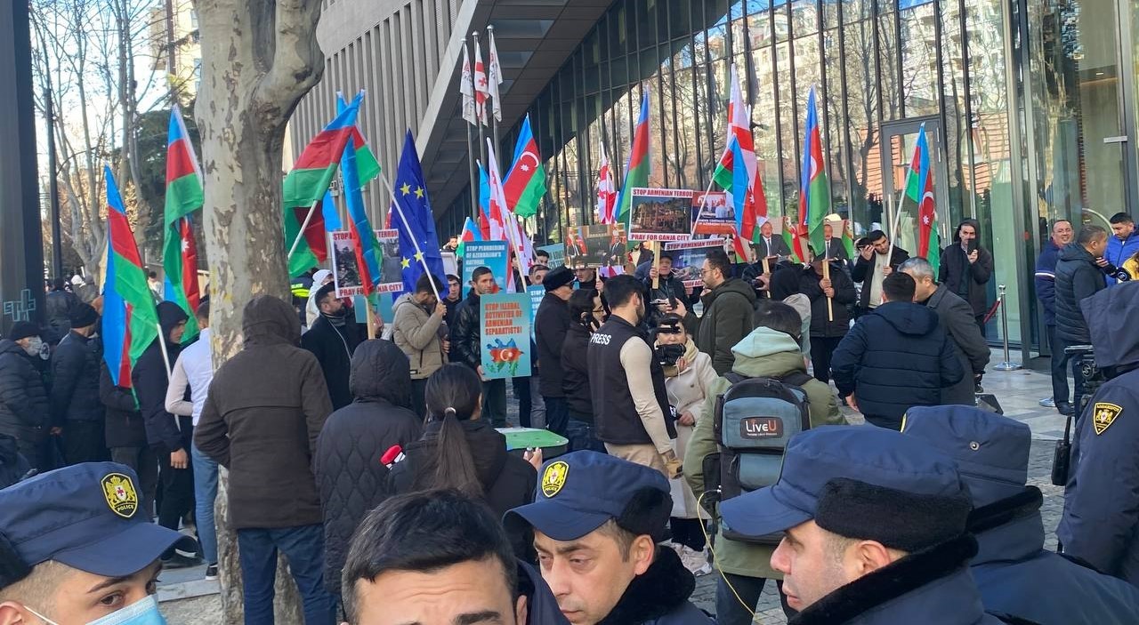 Թուրք-ադրբեջանցիների ցույց Թբիլիսիում՝ հայ համանքի ցույցին զուգահեռ