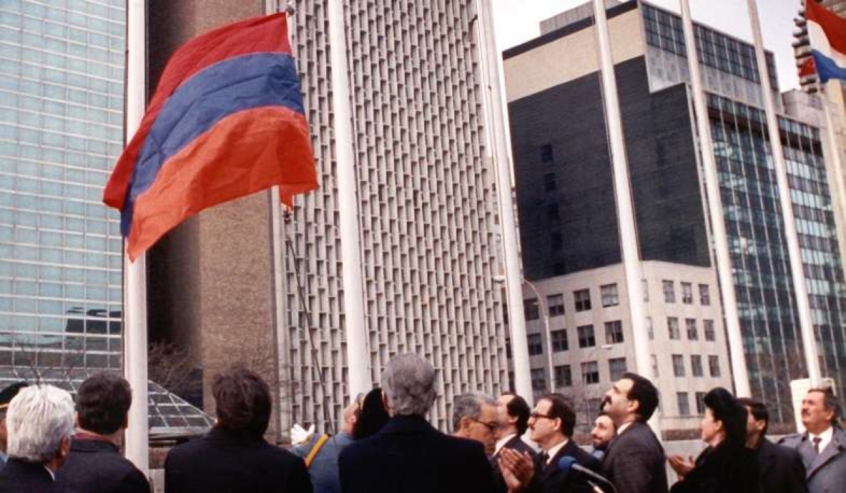32 տարի առաջ այս օրը նորանկախ ՀՀ-ի դրոշը ծածանվեց Նյու Յորքում՝ ՄԱԿ-ի կենտրոնակայանում
