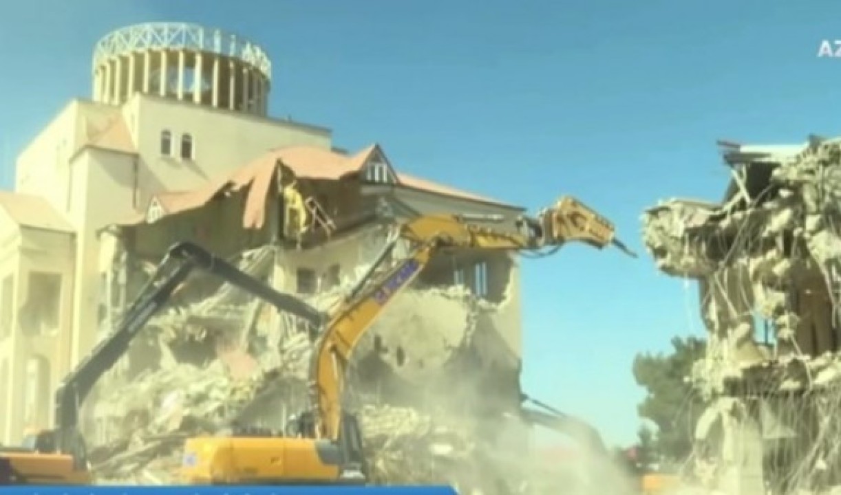 Ադրբեջանի պետական հեռուստատեսությամբ ցուցադրվել են Արցախի ԱԺ շենքը քանդելու կադրերը