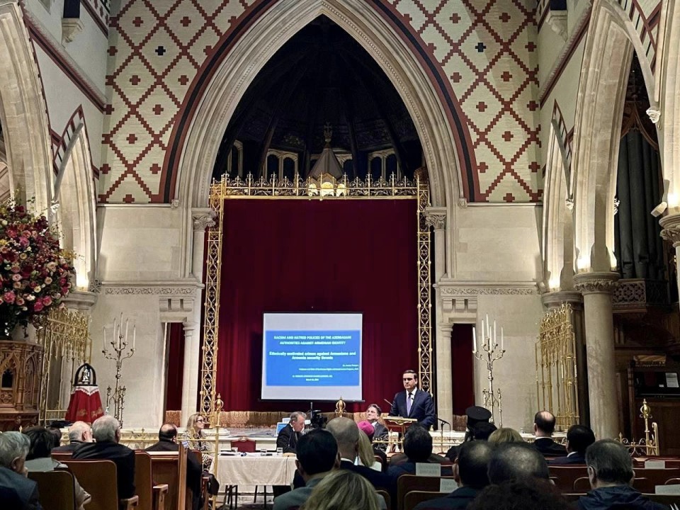 Թաթոյանը Լոնդոնի հայկական եկեղեցիում փաստերով ներկայացրել է Արցախի ու ՀՀ դեմ Բաքվի վայրագությունները