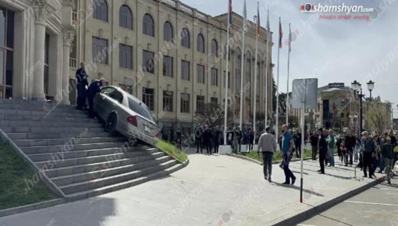 Գյումրիում քաղաքացին, բողոքելով քաղաքապետի դեմ, մեքենայով բարձրացել է քաղաքապետարանի աստիճաններին