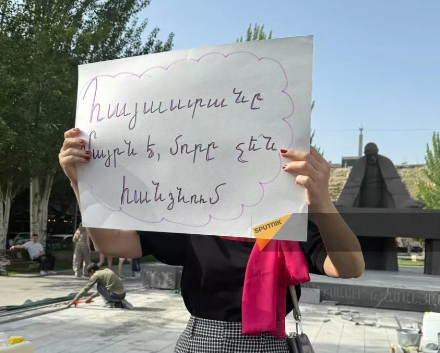 «Ոտքի՛, քանի քեզ էլ չեն հանձնել». կանայք բողոքի լուռ ակցիա են անում Երևանում