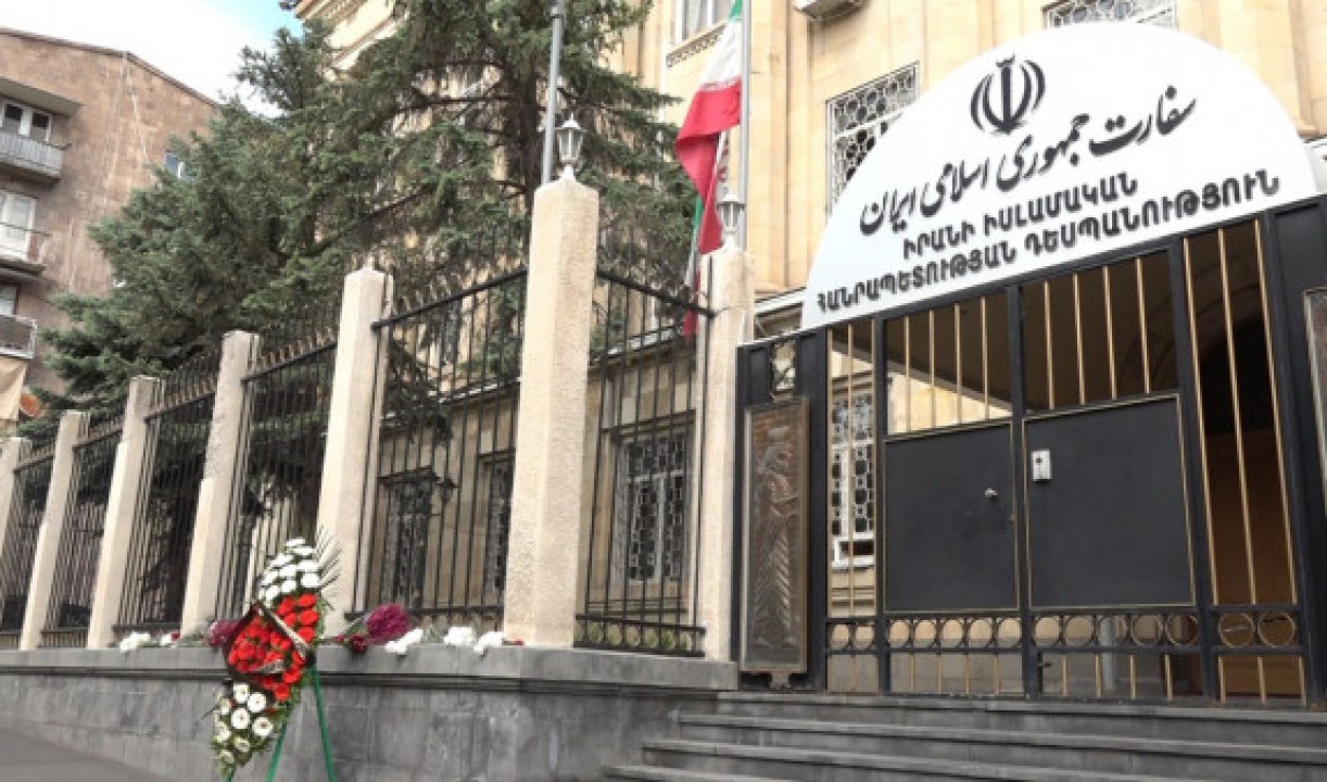 Երևանում քաղաքացիները ծաղիկներ են խոնարհում Իրանի դեսպանատան առջև