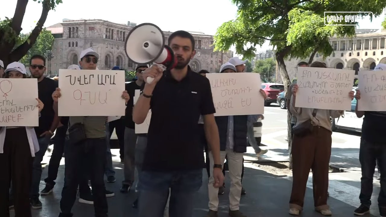 ՈւՂԻՂ․ Երիտասարդների ակցիան՝ կառավարության դիմաց․ ի՞նչ ուղերձ են հղում Փաշինյանին